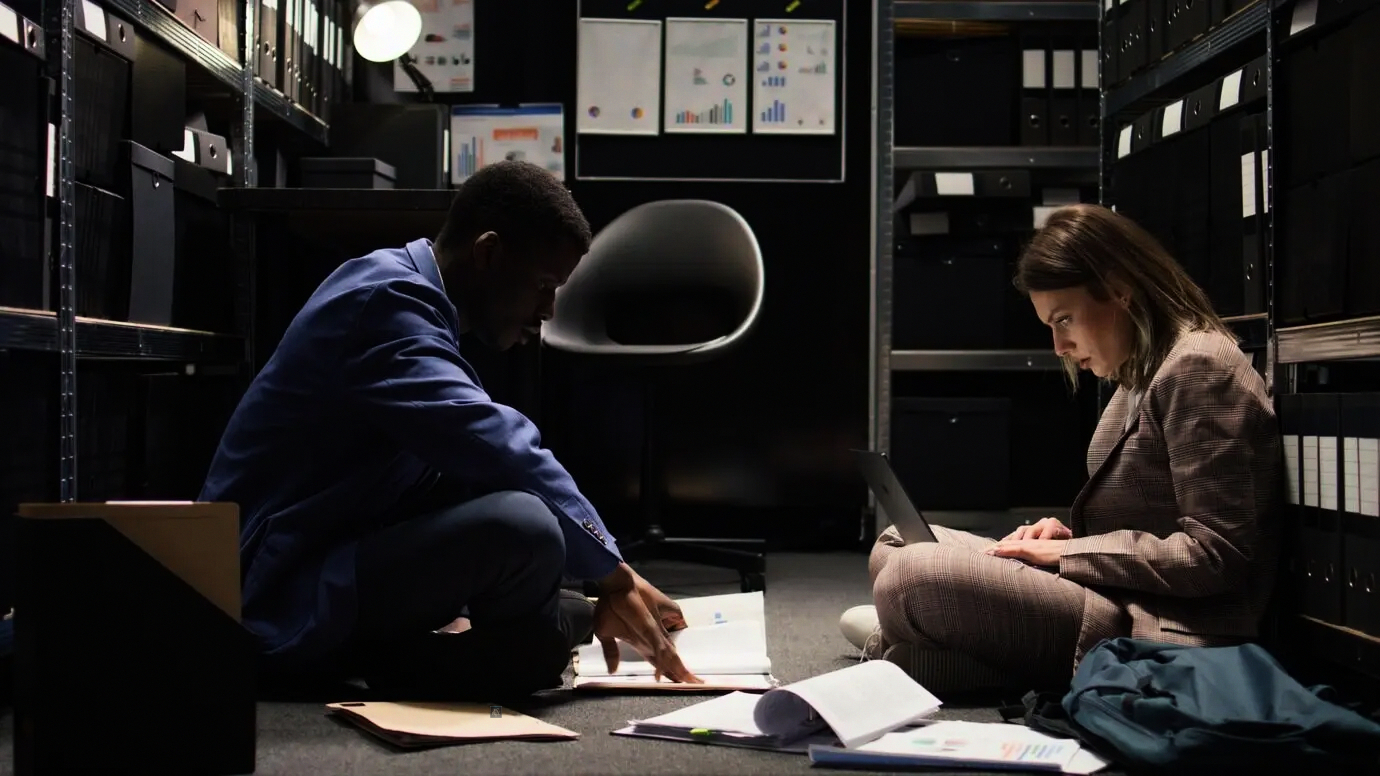 Pizarra enumerando hitos del flujo de trabajo de consultoría en finanzas corporativas para holdings familiares